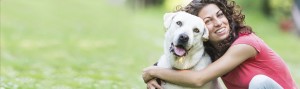 Femme avec son chien CVPAE la santé de votre animal nous tient à coeur